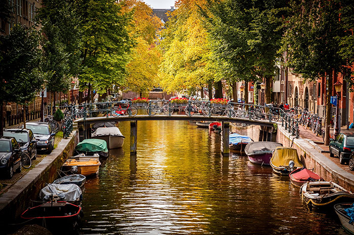 Canal concurrido de la ciudad de Amsterdam