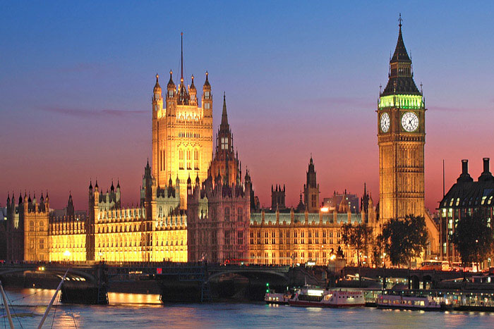 Big Ben y Palacio de Westminster o Casas del Parlamento a orillas del río Támesis