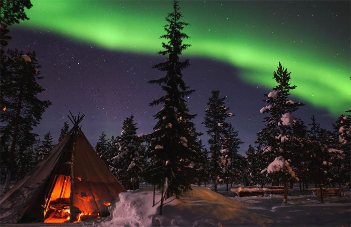 Aurora boreal en Abisko, con choza típica del pueblo Sami